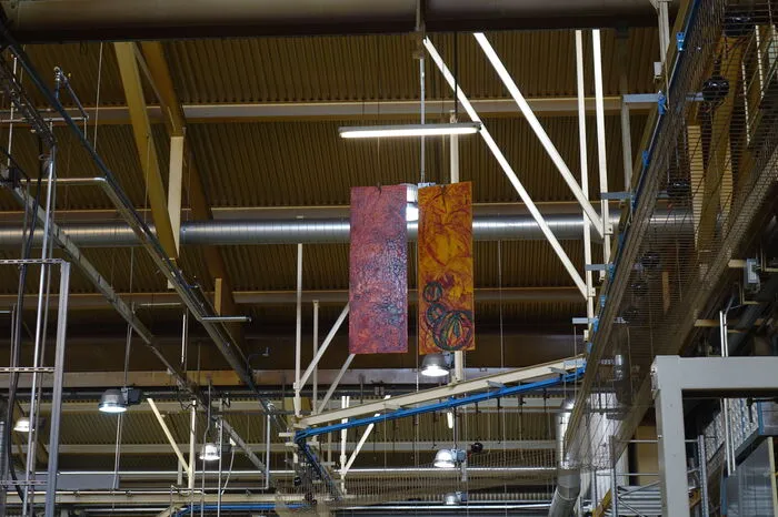 Um die Produktivität der Mitarbeiter zu steigern, wurden Kunstwerke in der Halle aufgehängt.