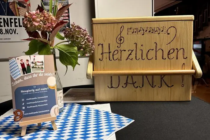Passend zum Festmotto „O’zapft is“ genossen die Gäste Weißwurst, Brezen, frisch gezapftes Bier und erlesene Weine am Weinstand