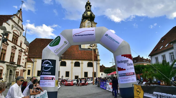 Österreichs beste Rallye-Piloten wurden am Hauptplatz in Hartberg vorgestellt und präsentierten ihre hochwertigen Boliden