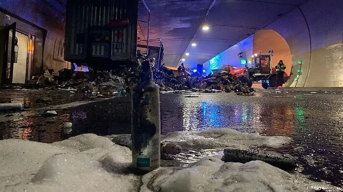 Im Tauerntunnel ist Samstagfrüh ein mit Desinfektionsmittel beladener Lkw in Brand geraten