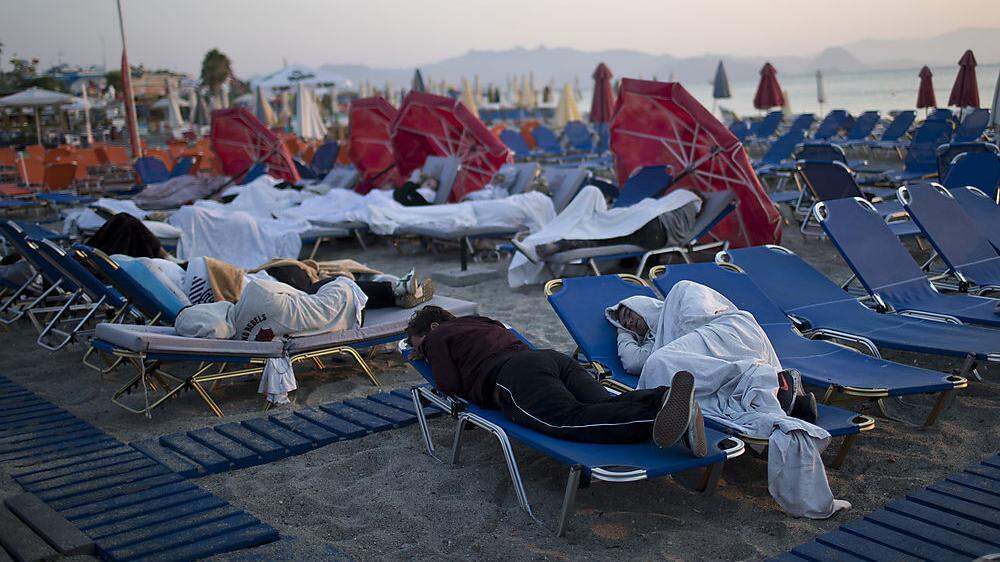 Zahlreiche Touristen übernachten am Strand