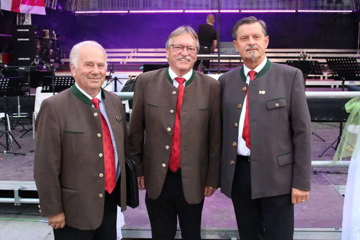 Hans Kräuter, Bezirksobmann des Kärntner Sängerbund-Unterland, Vorsitzender des Musikrates Franz Hrastnig und Obmann der MGV-Scholle Josef Lobnig (von links).