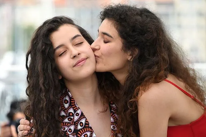 Die französische Schauspielerin Inas Chanti gibt Souad Arsane ein Küsschen.