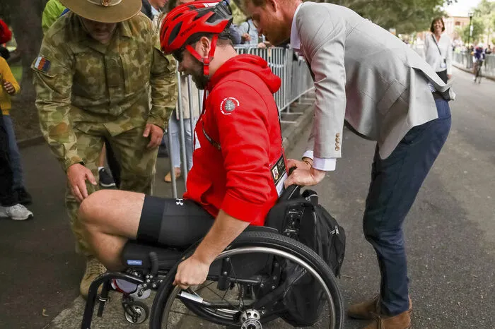 Harry hilft einem Athleten. Die Invictus Games sind die Spiele der Kriegsversehrten. Sie werden zum 4. Mal ausgetragen. Es nehmen Athleten aus 19 Ländern teil.