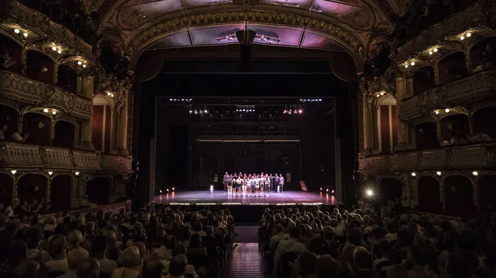 Am Ende gibt es in der Oper tosenden Applaus und stehende Ovationen für das französische Kollektiv Compagnie XY.