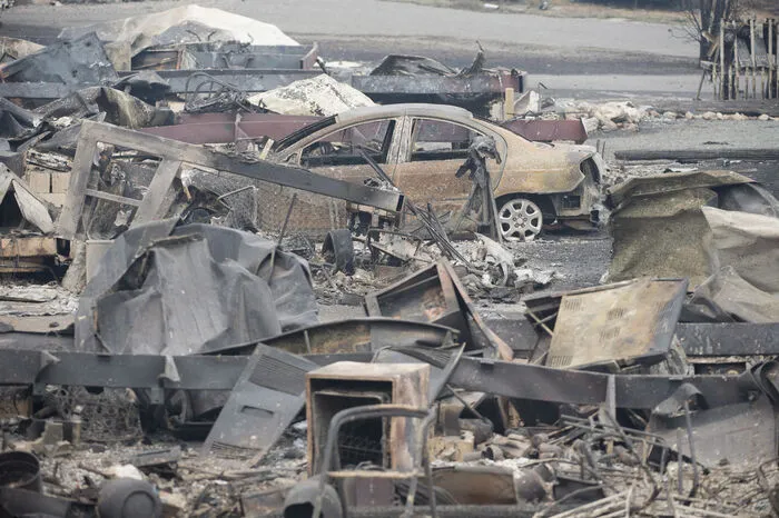 In der gesamten überwiegend ländlichen Region brannten nach Angaben der Provinzverwaltung knapp 220 Feuer. Rund 1.000 Feuerwehrleute seien im Einsatz, Unterstützung komme auch aus anderen Provinzen.