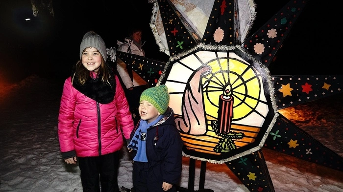 Da leuchten Kinderaugen mit den Lichtern in den Kappen um die Wette