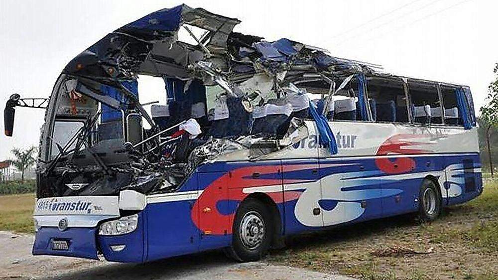Der schwer beschädigte Bus