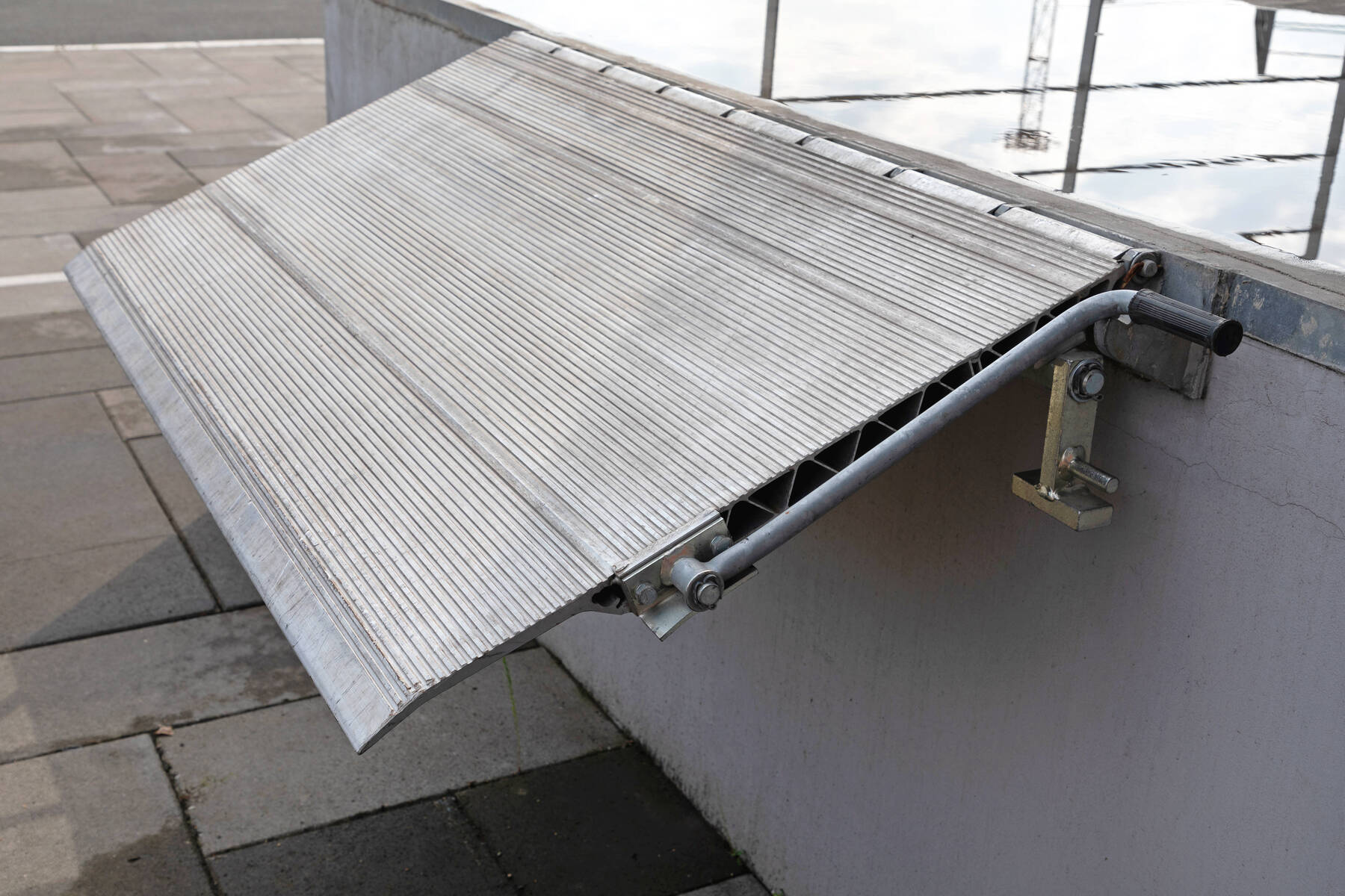 St. Ruprecht an der Raab: Pkw-Lenker fuhr auf Lkw-Rampe auf und landet auf Privatgrundstück