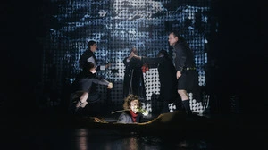 Bildmitte: Bernardo Arias Porras als Joseph Roth 