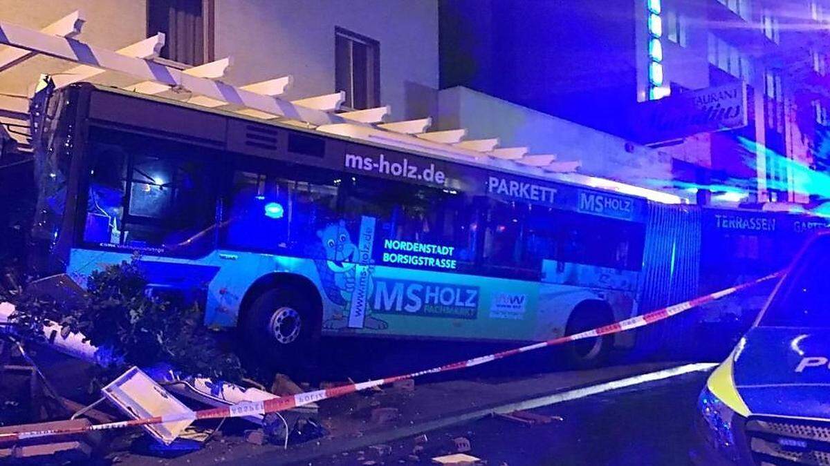 In Insassen des Busses wurden leicht verletzt