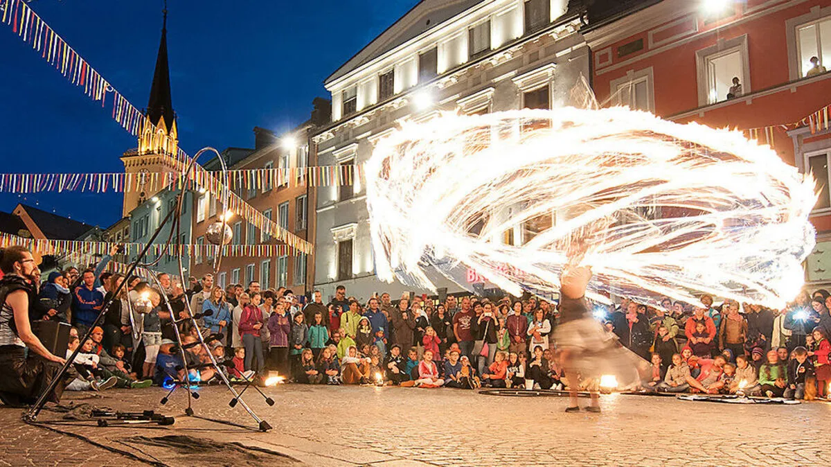 Zahlreiche Besucher werden auch heuer wieder beim Straßenkunstfestival in Villach erwartet 	 