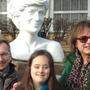 Wurzinger mit Domenica und ihrer Mutter Rosa beim Denkmal in Wien