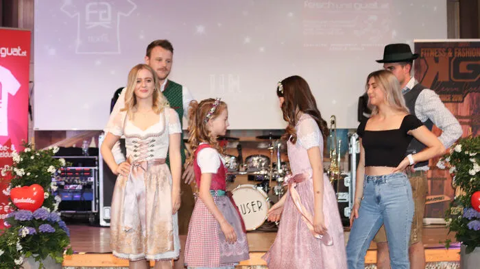 Fotowand, Modenschau, Bieranstich und mehr wurden beim Auftrachtl'n in der Burg in Spielberg geboten.