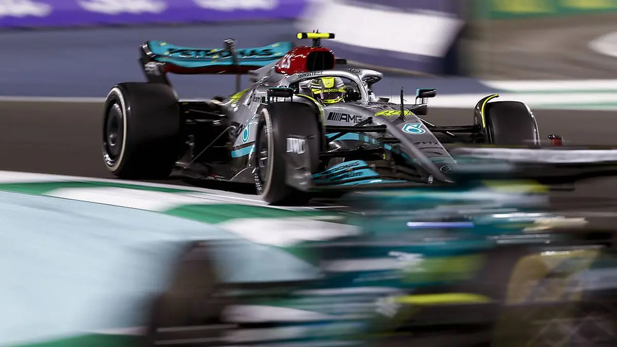 Noch fährt Mercedes eher hinterher