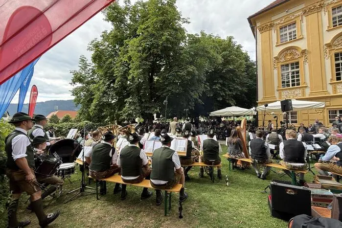 Zahlreiche Musikformationen und volkskulturelle Darbietungen standen am Programm.