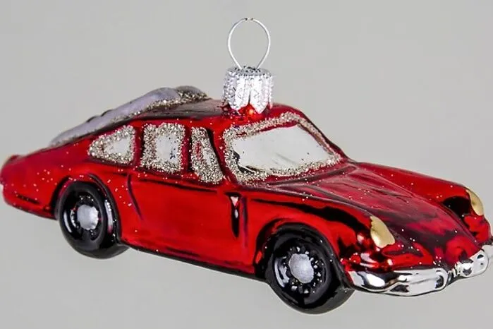 Ein Porsche 911 darf auf keinem Christbaum für Autofans fehlen. Um 24 Euro unter www.gerda-huesch.de