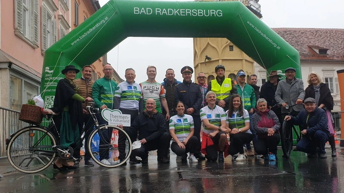 Veranstalter und Vertreter der Gemeinde und des Tourismus versammelten sich noch beim Startbogen. Das Anradeln wurde dann aber nicht gestartet.