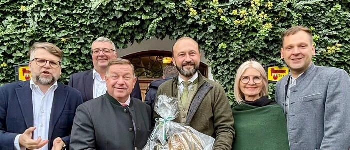Gratulantenschar: Hannes Schwarz, Jörg Leichtfried, Werner Amon, Max Lercher, Gabriele Kolar und Philip Kucher (von links)