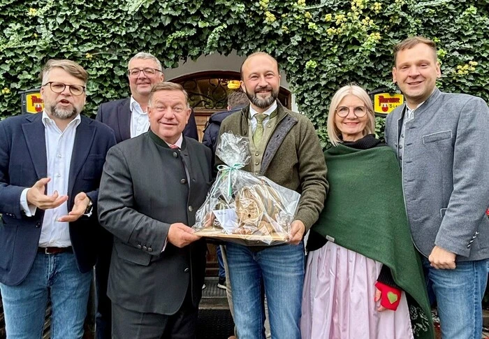 Gratulantenschar: Hannes Schwarz, Jörg Leichtfried, Werner Amon, Max Lercher, Gabriele Kolar und Philip Kucher (von links)