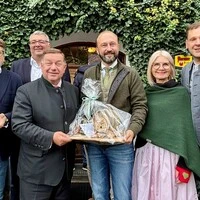 Gratulantenschar: Hannes Schwarz, Jörg Leichtfried, Werner Amon, Max Lercher, Gabriele Kolar und Philip Kucher (von links)