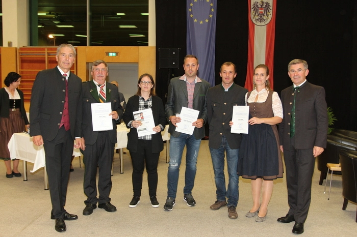 Fehring verlieh anlässlich des Nationalfeiertages an verdienstvolle Fehringer, Vereine, Schulen und Organisationen Ehrenzeichen und an die Jungbürger die Jungbürgerbriefe.