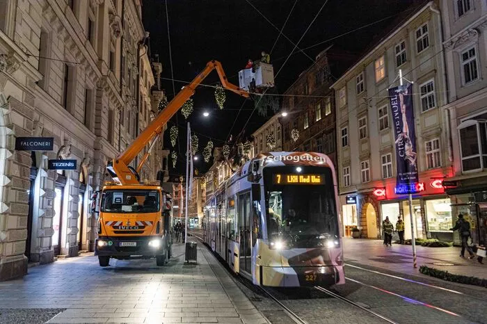 Traditionellerweise wurden in der Grazer Flaniermeile die kleinen Weihnachtsbäume wieder verkehrt herum aufgehängt.