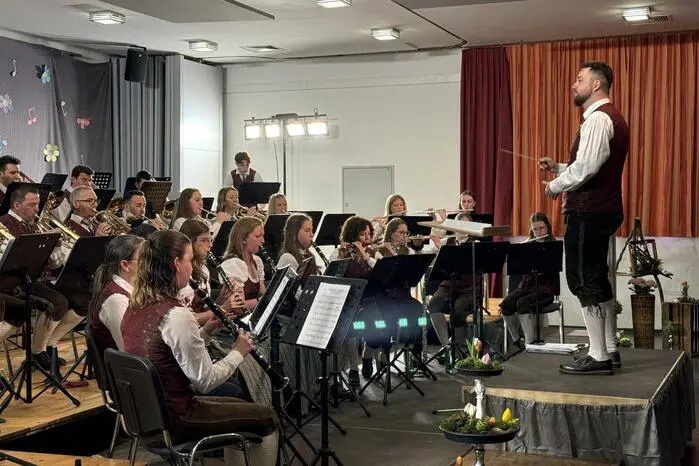  „Der Nachfolger kommt aus den eigenen Reihen des Musikvereins und spielt zahlreiche Instrumente“, freute sich MV-Obfrau Alena Voit. Mit ihr gratulierten zahlreiche Ehrengäste wie Bürgermeister Manfred Voit, Gemeindekassier Philipp Groß, Landeskapellmeister-Stellvertreter Franz Fuchs sowie die beiden Bürgermeisterkollegen Josef Lind und Hermann Grassl.
 
 