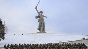 Freiwillige Kämpfer für Putins Feldzug gegen die Ukraine sammeln sich am Mamajew- Hügel im ehemaligen Stalingrad, heute Wolgograd