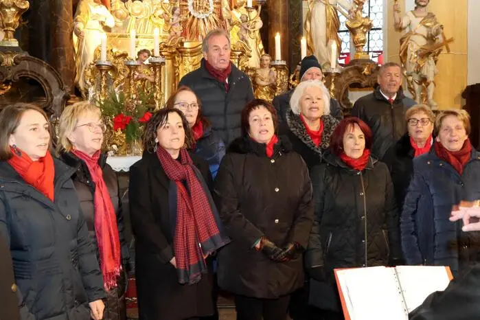 „Es ist bereits eine lange Tradition, dass wir am dritten Adventsonntag zum Kirchenkonzert laden“, sagte Karl Huber (hinten Mitte), Obmann des Gemischten Chores Liebenfels anlässlich seiner Begrüßung.