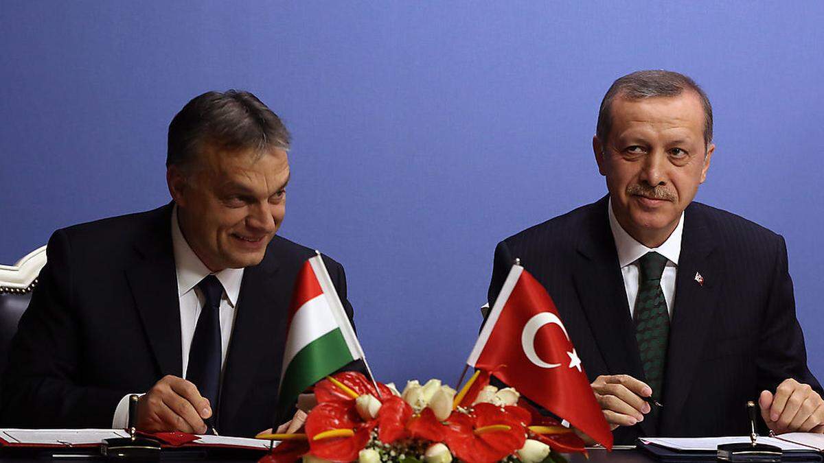 Einer unterschreibt in Kürze, der andere tut es ihm dann gleich: Erdoğan (rechts) und Orbán (links)