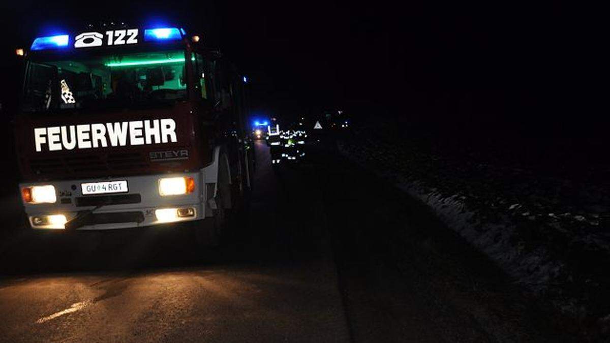 Nächtlicher Einsatz nach schwerem Unfall zwischen Moped und Auto in Vasoldsberg