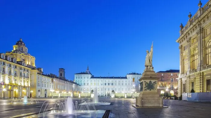 Ein guter Ausgangspunkt für einen Stadtrundgang durch Turin ist die Piazza Castello, in deren Mitte der architektonische Komplex des Palazzo Madama steht. Dort findet sich auch der Königspalast und die dazugehörenden Gärten.