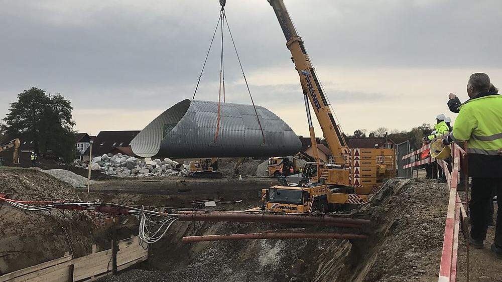 20 Meter lang und 32 Tonnen schwer: Der Unterführungstunnel in der Liebocher Flurgasse wurde eingesetzt