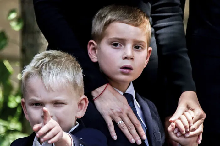 Theodore Kushner, der Sohn von Ivanka Trump und Jared Kushner, zeigt auf Fotografen außerhalb der Beisetzung.