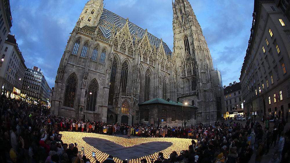 Am Stephansplatz in Wien gab es ein riesiges Herz aus Kerzen