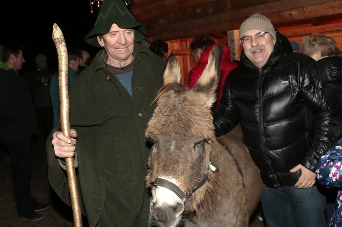 Mehr als 150 Einwohner zogen an diesem klaren, frostigen Winterabend mit ihren Laternen und Fackeln aus drei Richtungen in das Dorf.