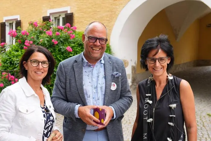Die Sonnen als Symbol für die Künstlerinnen und Künstler, die aus den Kreativzentren von Gugging in Niederösterreich und der Einrichtung De La Tour in Feldkirchen stammen. 