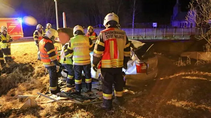Beim "Überflug" über den Kreisverkehr rammte das Auto einige Hinweisschilder.