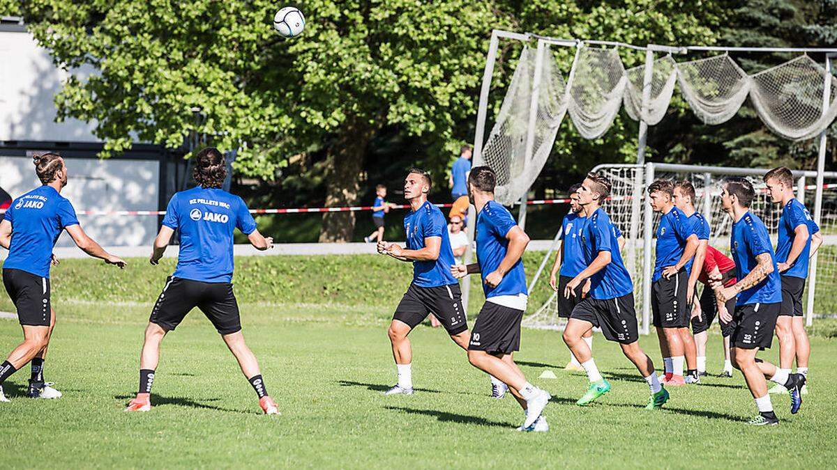 Die WAC-Kicker hier beim Training