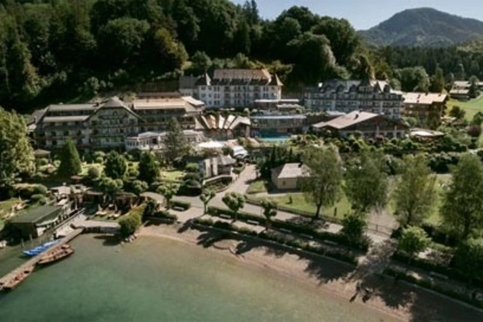 5. Spaß am RuderbootEbners Waldhof am See (14 Punkte, eine Lilie)Das malerische Salzkammergut mit dem Fuschlsee ist die Kulisse von Ebners Waldhof am See. Im Sommer gibt es in dem kinderfreundlichen Haus eine Vielzahl an kostenlos zu nutzenden Einrichtungen, darunter etwa Badestrand, Ruderboote, Fitnessparcours im Wald, Golfplatz oder Jogging-Pfad um den See. Fabelhaft sind auch die Restaurantterrassen. Für eine gelegentliche Auszeit für die Eltern ist auch gesorgt: Es gibt eine Betreuung von Kindern ab drei Jahren.