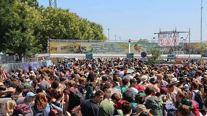 Aller Anfang ist schwer: Für das begehrte Festivalbändchen müssen die Festivalbesucherinnen und -besucher ordentlich schwitzen...