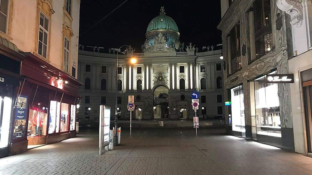 Leere Straßen in Wien in der Nacht
