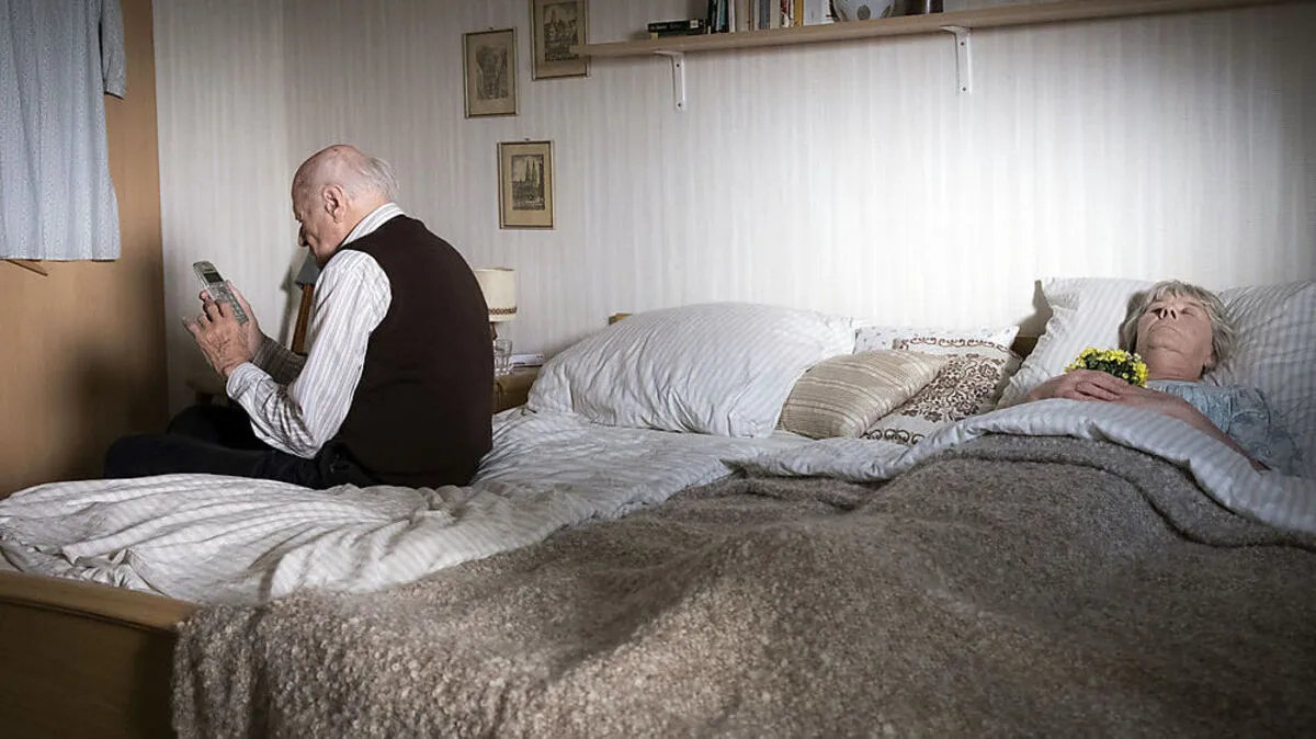 Ein Mann kann sich die Pflege seiner demenzkranken Frau nicht mehr leisten und tötet sie 