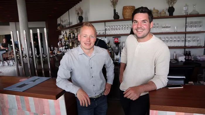 Florian Böker (links) ist für das Seerestaurant Rosé zuständig,  Michael Plamenig serviert im Restaurant Rosengarten Tapas und Co.