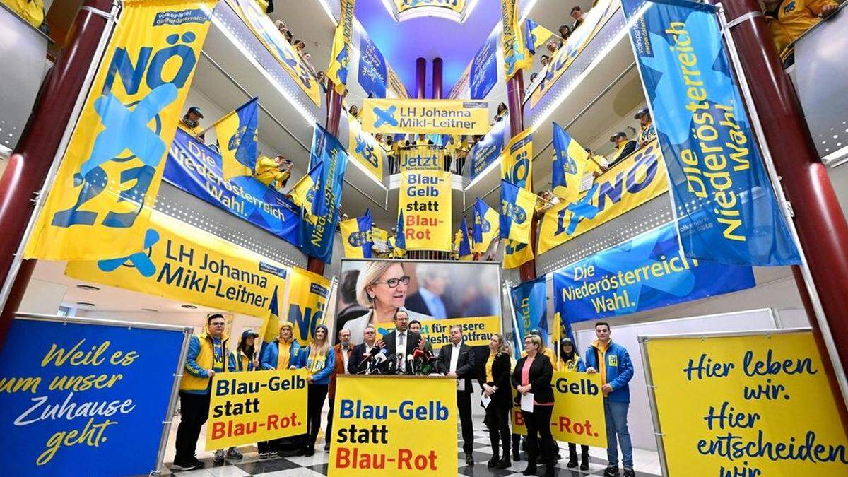 Die ÖVP wirft alles in den Kampf, wenn es um Niederösterreich geht: Landesgeschäftsführer Bernhard Ebner mit einer Auswahl der Werbemittel