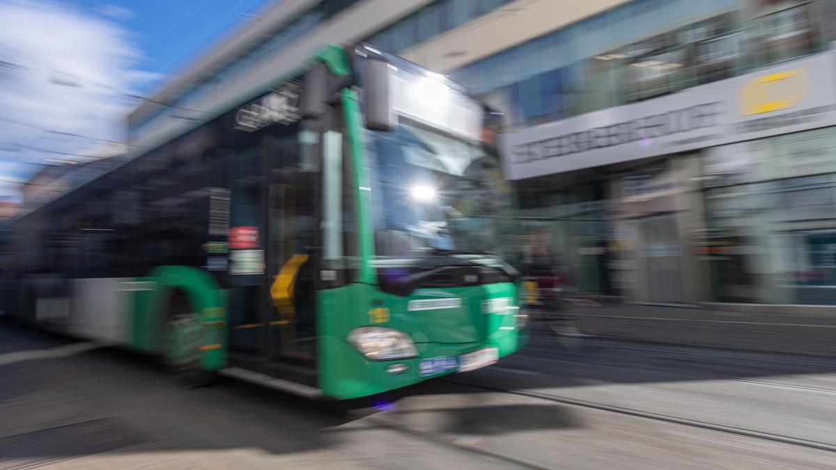 Nach Unfall in Bus wird Beteiligter gesucht