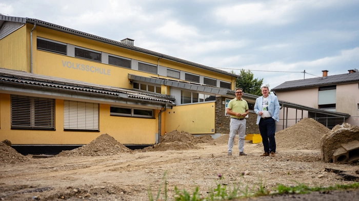 Lakounigg und Wedenig vor dem Schulgebäude