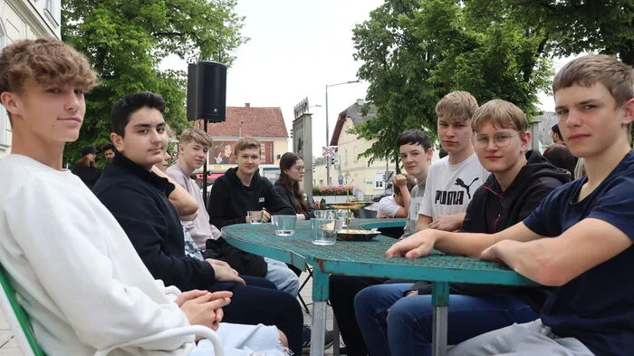 Zu Gast beim "Straßenlabor für Zivilcourage" in der Europa-Allee in Weiz waren auch Schülerinnen und Schüler der polytechnischen Schule Weiz.