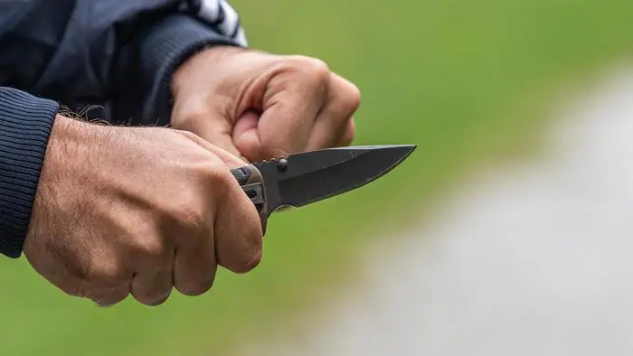 Ein 43-jähriger Mann soll im Zuge eines Streits mit dem Messer zugestochen haben (Symbolbild)